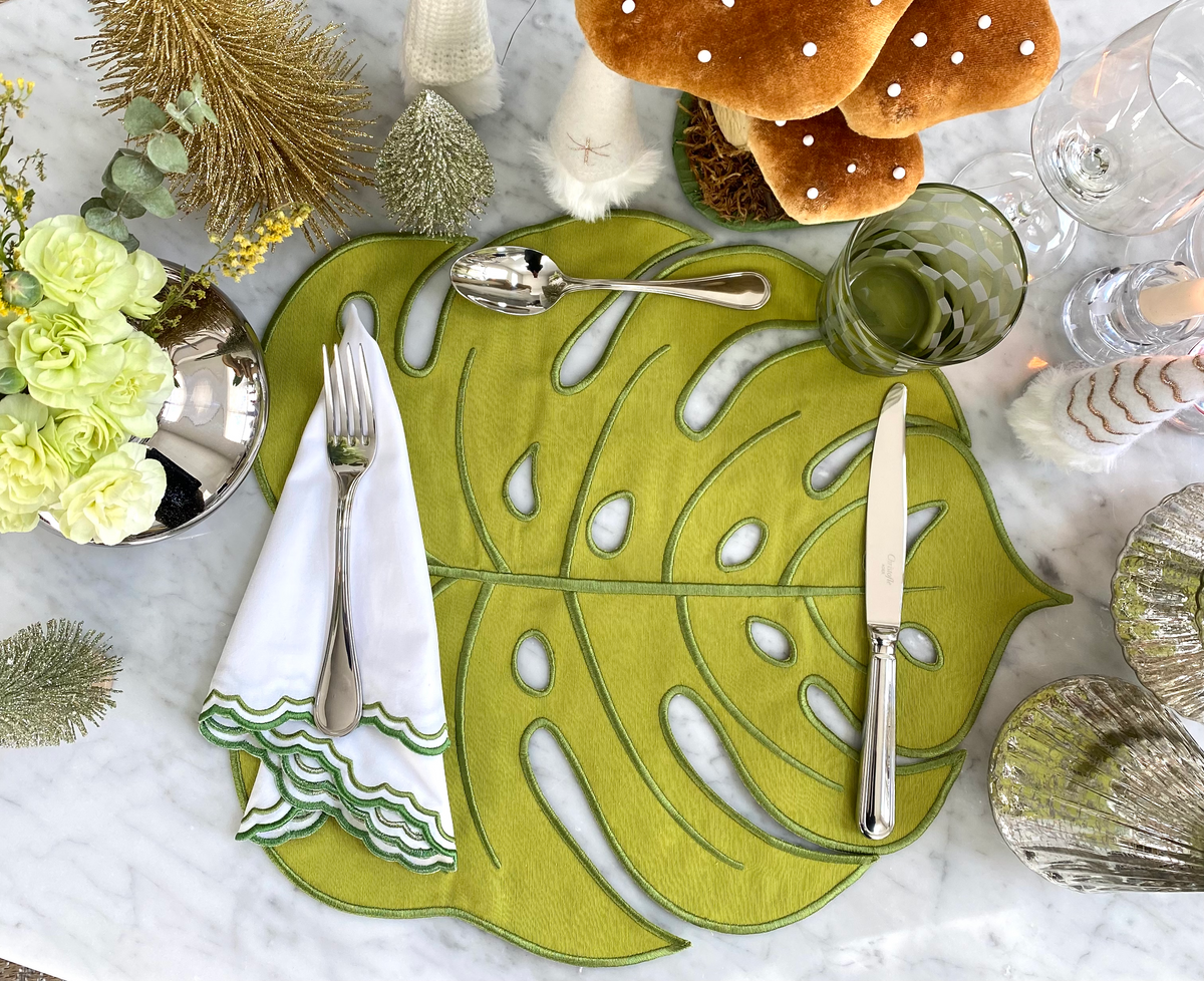 Set of 4 Green Leaves and 4 white poplin napkins